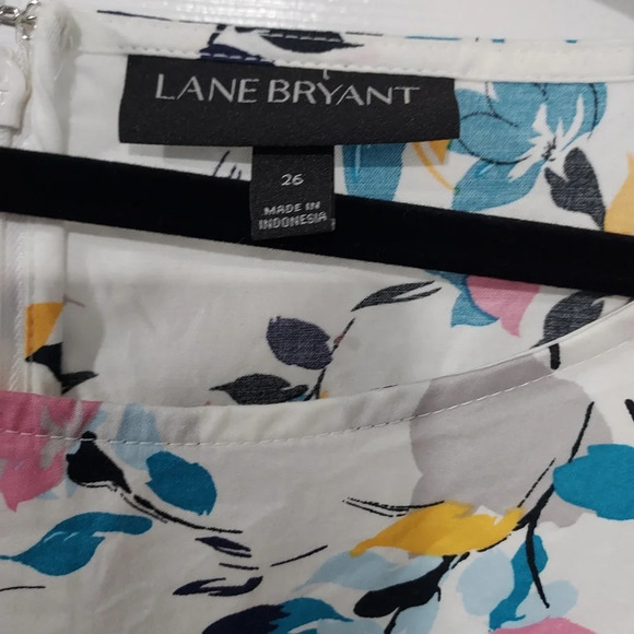 Lane Bryant White Floral Asymmetrical Short Flutter Sleeve Blouse in Size 26 - Picture 3 of 13
